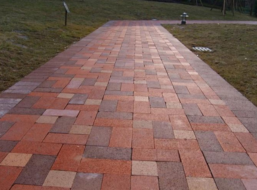 铺路砖的园林曲线美也是城市一道亮丽风景线